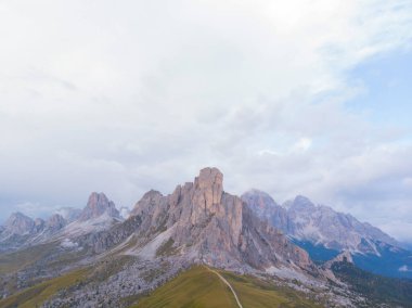 Passo Giau çevresindeki yürüyüş muhtemelen Dolomitlerin en kolay ve manzaralı yürüyüşlerinden biridir..
