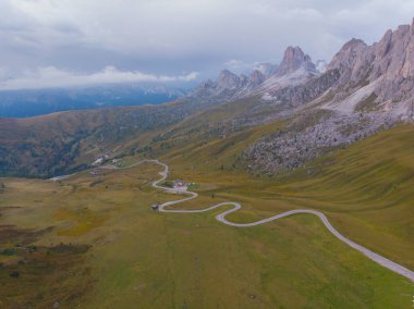 Passo Giau çevresindeki yürüyüş muhtemelen Dolomitlerin en kolay ve manzaralı yürüyüşlerinden biridir..