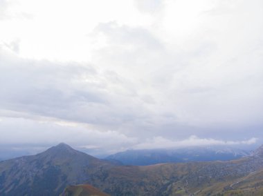 Passo Giau çevresindeki yürüyüş muhtemelen Dolomitlerin en kolay ve manzaralı yürüyüşlerinden biridir..