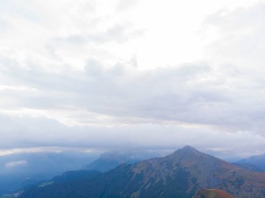 Passo Giau çevresindeki yürüyüş muhtemelen Dolomitlerin en kolay ve manzaralı yürüyüşlerinden biridir..