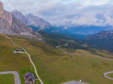 Passo Giau çevresindeki yürüyüş muhtemelen Dolomitlerin en kolay ve manzaralı yürüyüşlerinden biridir..