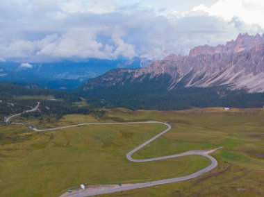 Passo Giau çevresindeki yürüyüş muhtemelen Dolomitlerin en kolay ve manzaralı yürüyüşlerinden biridir..