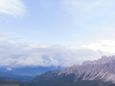 Passo Giau çevresindeki yürüyüş muhtemelen Dolomitlerin en kolay ve manzaralı yürüyüşlerinden biridir..