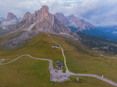 Passo Giau çevresindeki yürüyüş muhtemelen Dolomitlerin en kolay ve manzaralı yürüyüşlerinden biridir..