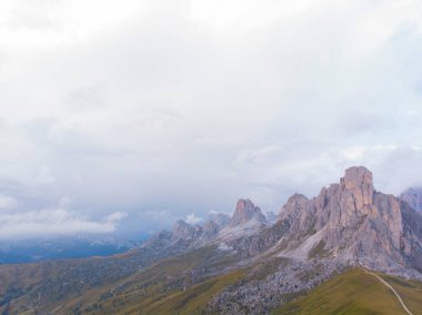 Passo Giau çevresindeki yürüyüş muhtemelen Dolomitlerin en kolay ve manzaralı yürüyüşlerinden biridir..