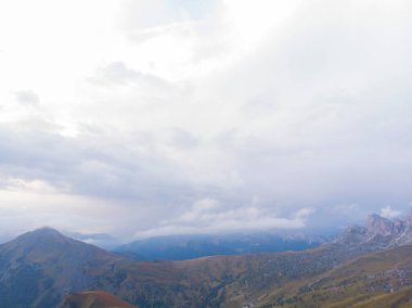 Passo Giau çevresindeki yürüyüş muhtemelen Dolomitlerin en kolay ve manzaralı yürüyüşlerinden biridir..