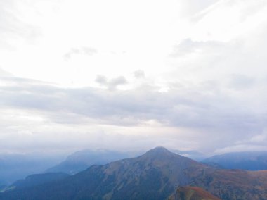 Passo Giau çevresindeki yürüyüş muhtemelen Dolomitlerin en kolay ve manzaralı yürüyüşlerinden biridir..