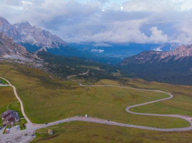 Passo Giau çevresindeki yürüyüş muhtemelen Dolomitlerin en kolay ve manzaralı yürüyüşlerinden biridir..