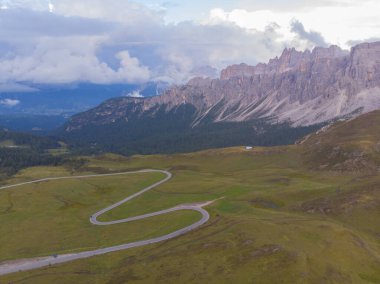 Passo Giau çevresindeki yürüyüş muhtemelen Dolomitlerin en kolay ve manzaralı yürüyüşlerinden biridir..