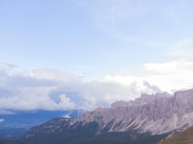 Passo Giau çevresindeki yürüyüş muhtemelen Dolomitlerin en kolay ve manzaralı yürüyüşlerinden biridir..