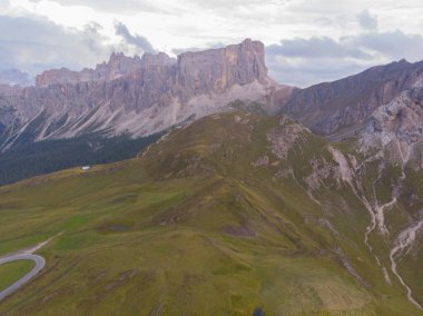 Passo Giau çevresindeki yürüyüş muhtemelen Dolomitlerin en kolay ve manzaralı yürüyüşlerinden biridir..