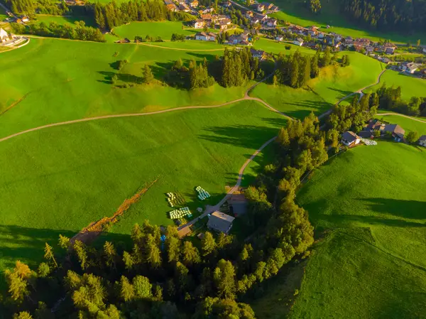 Val di Funes, Dolomitlerin batısındaki küçük bir vadinin adı.. 