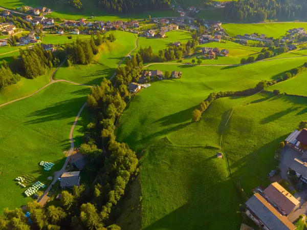 Val di Funes, Dolomitlerin batısındaki küçük bir vadinin adı.. 