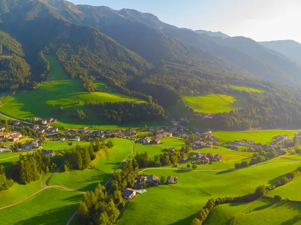 Val di Funes, Dolomitlerin batısındaki küçük bir vadinin adı.. 