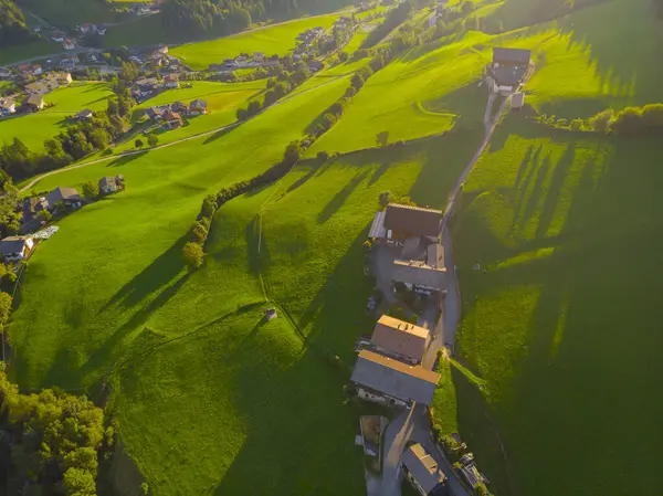 Val di Funes, Dolomitlerin batısındaki küçük bir vadinin adı.. 