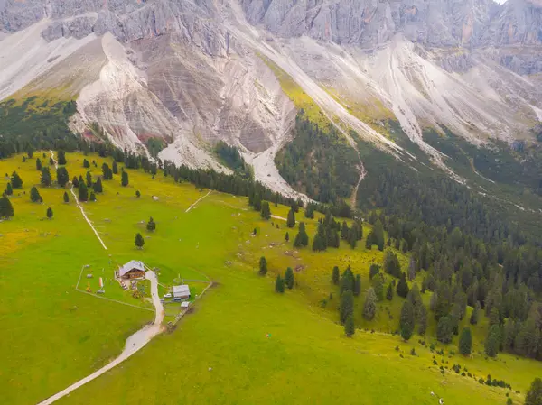 Val di Funes, Dolomitlerin batısındaki küçük bir vadinin adı.. 