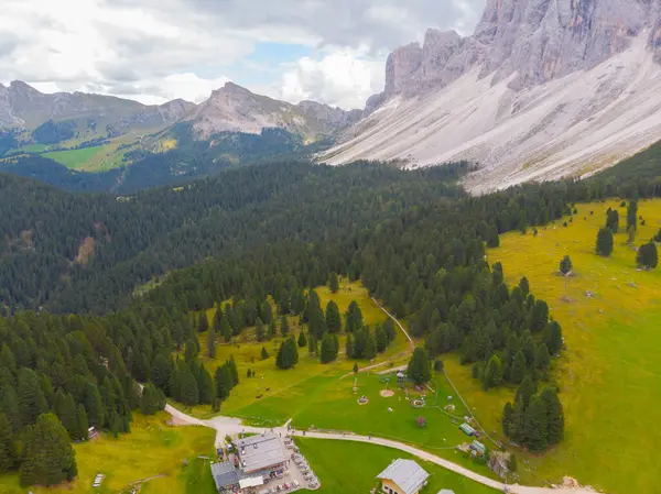 Val di Funes, Dolomitlerin batısındaki küçük bir vadinin adı.. 