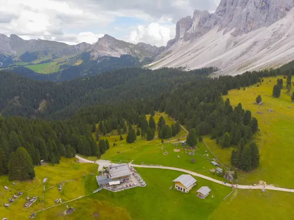 Val di Funes, Dolomitlerin batısındaki küçük bir vadinin adı.. 