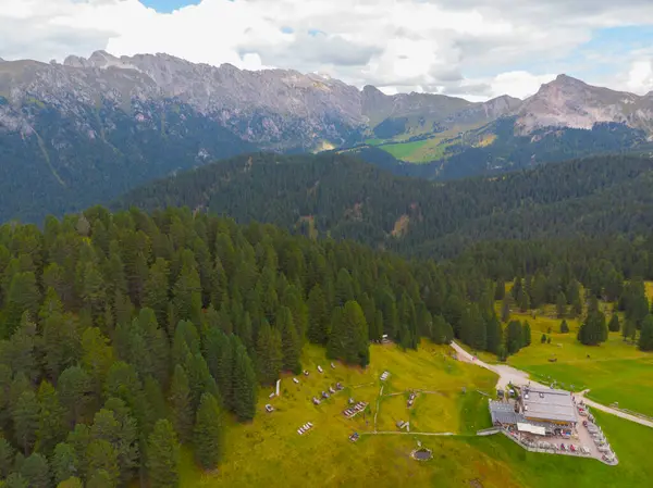 Val di Funes, Dolomitlerin batısındaki küçük bir vadinin adı.. 