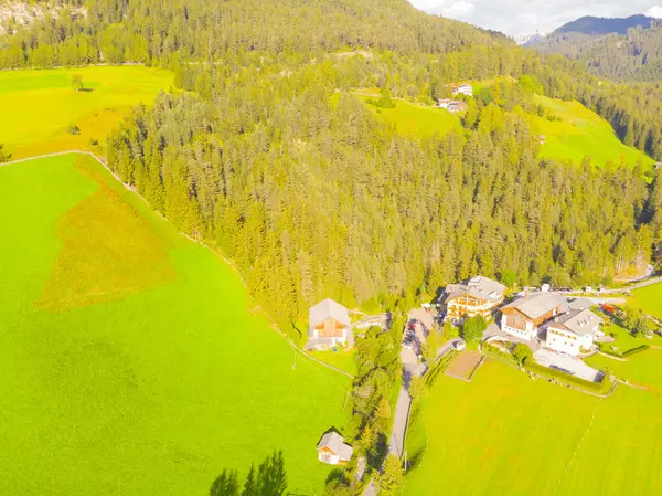 Val di Funes, Dolomitlerin batısındaki küçük bir vadinin adı.. 