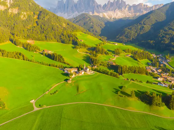 Val di Funes, Dolomitlerin batısındaki küçük bir vadinin adı.. 