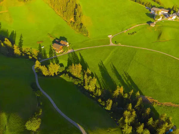 Val di Funes, Dolomitlerin batısındaki küçük bir vadinin adı.. 