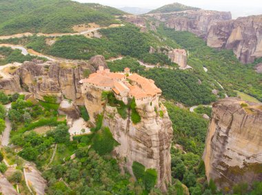 Meteora (Yunanistan 'ın Kalambaka kenti yakınlarında kayalık bir bölgedir..