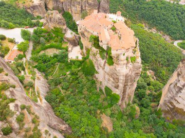 Meteora (Yunanistan 'ın Kalambaka kenti yakınlarında kayalık bir bölgedir..