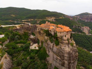 Meteora (Yunanistan 'ın Kalambaka kenti yakınlarında kayalık bir bölgedir..