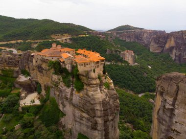 Meteora (Yunanistan 'ın Kalambaka kenti yakınlarında kayalık bir bölgedir..