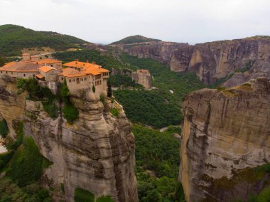 Meteora (Yunanistan 'ın Kalambaka kenti yakınlarında kayalık bir bölgedir..