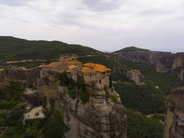 Meteora (Yunanistan 'ın Kalambaka kenti yakınlarında kayalık bir bölgedir..