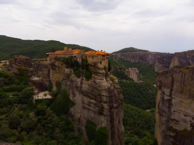 Meteora (Yunanistan 'ın Kalambaka kenti yakınlarında kayalık bir bölgedir..