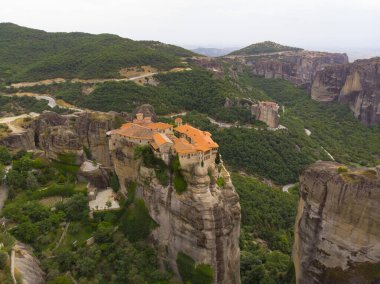 Meteora (Yunanistan 'ın Kalambaka kenti yakınlarında kayalık bir bölgedir..