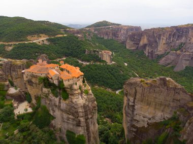 Meteora (Yunanistan 'ın Kalambaka kenti yakınlarında kayalık bir bölgedir..