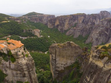 Meteora (Yunanistan 'ın Kalambaka kenti yakınlarında kayalık bir bölgedir..