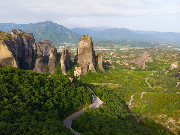 Meteora (Yunanistan 'ın Kalambaka kenti yakınlarında kayalık bir bölgedir..