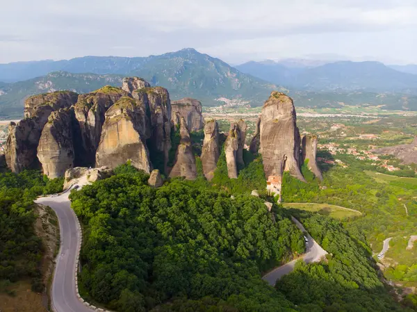 Meteora (Yunanistan 'ın Kalambaka kenti yakınlarında kayalık bir bölgedir..