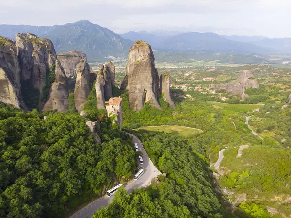 Meteora (Yunanistan 'ın Kalambaka kenti yakınlarında kayalık bir bölgedir..