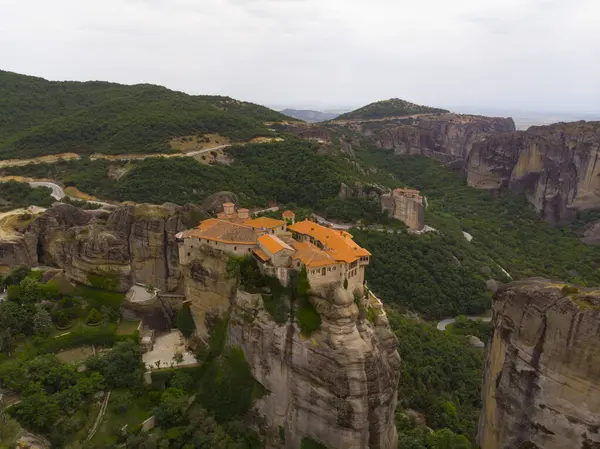 Meteora (Yunanistan 'ın Kalambaka kenti yakınlarında kayalık bir bölgedir..