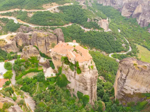 Meteora (Yunanistan 'ın Kalambaka kenti yakınlarında kayalık bir bölgedir..
