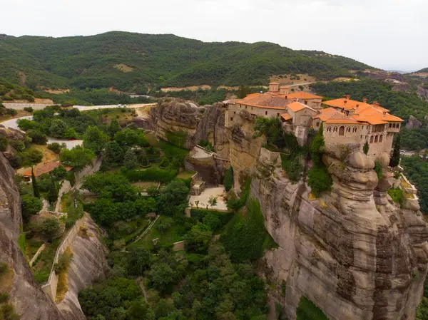 Meteora (Yunanistan 'ın Kalambaka kenti yakınlarında kayalık bir bölgedir..