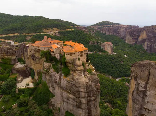 Meteora (Yunanistan 'ın Kalambaka kenti yakınlarında kayalık bir bölgedir..