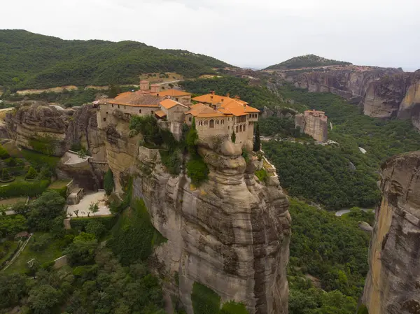 Meteora (Yunanistan 'ın Kalambaka kenti yakınlarında kayalık bir bölgedir..