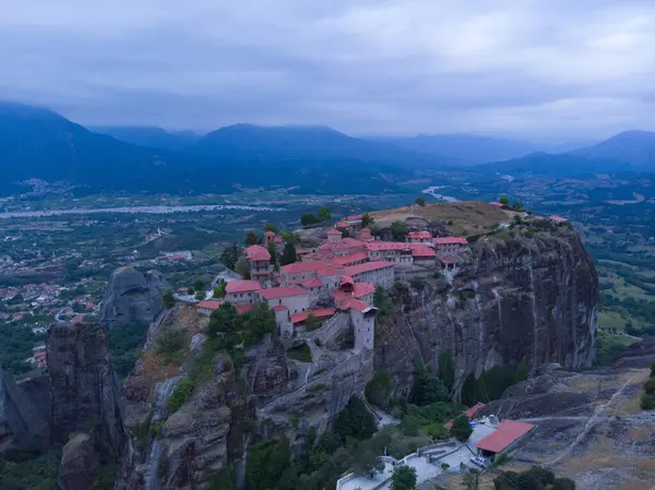 Meteora (Yunanistan 'ın Kalambaka kenti yakınlarında kayalık bir bölgedir..
