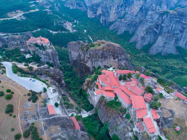 Meteora (Yunanistan 'ın Kalambaka kenti yakınlarında kayalık bir bölgedir..