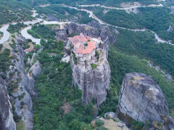 Meteora (Yunanistan 'ın Kalambaka kenti yakınlarında kayalık bir bölgedir..