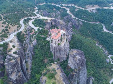 Meteora (Yunanistan 'ın Kalambaka kenti yakınlarında kayalık bir bölgedir..