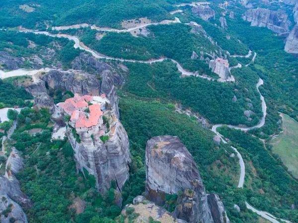 Meteora (Yunanistan 'ın Kalambaka kenti yakınlarında kayalık bir bölgedir..