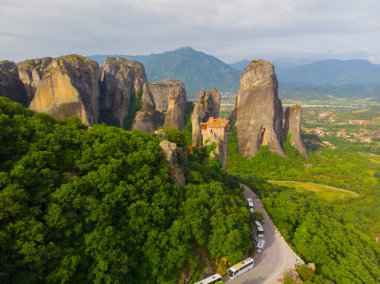 Yunanistan 'ın ve hatta dünyanın en fantastik yerlerinden biri olan meteora, kayalıklardaki tarihi manastırlarıyla ünlüdür..